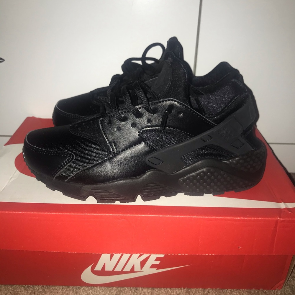 NIKE HUARACHES
